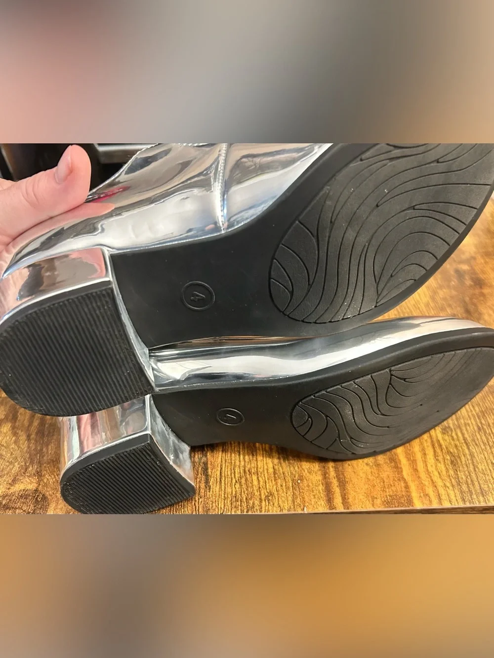 Art Class Kids' Dina metallic T-strap dress shoes Size 4